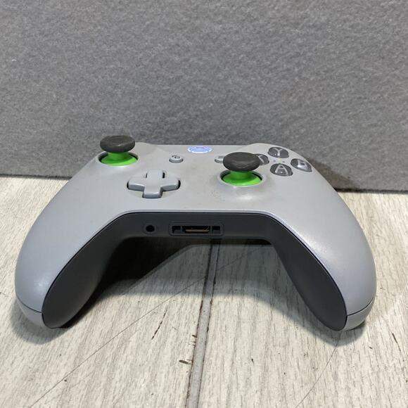 Genuine Microsoft Xbox One Wireless Controller 1708 Gray/Green Special Edition. - Picture 2 of 5